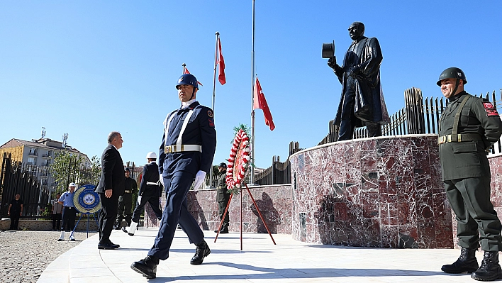 Elazığ'da Zafer Bayramı kutlamaları çelenk sunumu ile başladı