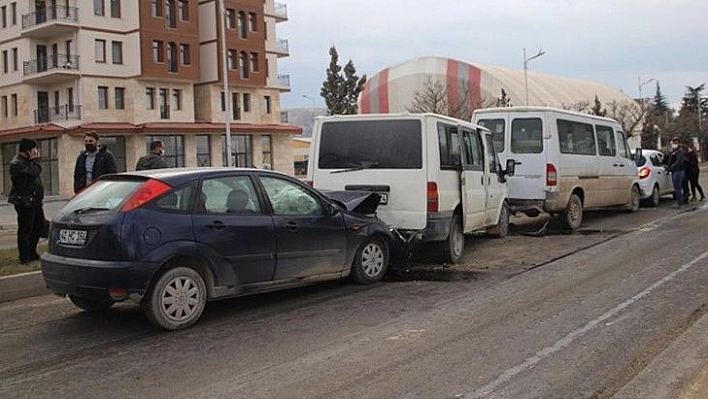 Elazığ'da zincirleme trafik kazası: 4 yaralı