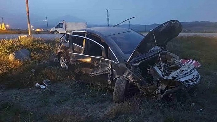 Elazığ'daki Korkunç Kazada Araç Şarampole Yuvarlandı!