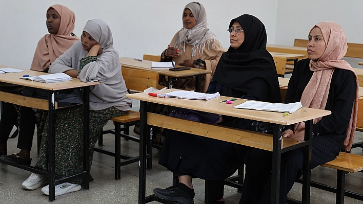 Elazığ'daki yabancılar Türkçe eğitimi alıyor
