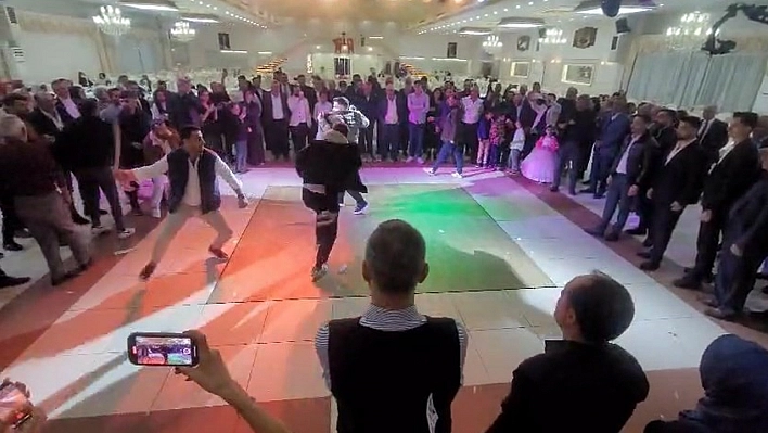 Elazığ düğününde tura oyunu: Birbirlerinin sırtına vurarak oynandı