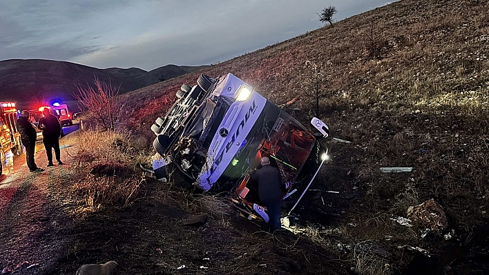 Elazığ firmasına ait yolcu otobüsü devrildi: 2 ölü, 21 yaralı