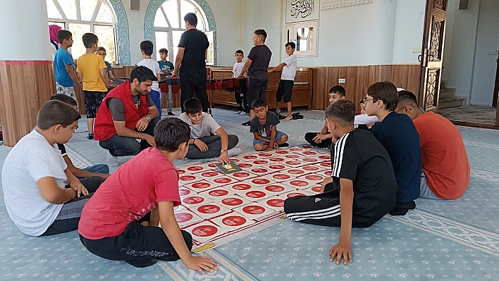 Elazığ Gençlik Merkezi gönüllülerinden cami temizliği