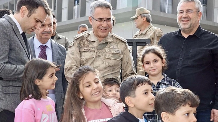 Elazığ İl Jandarma Komutanı Evren, Şehirdeki Okulları Ziyaret Etti