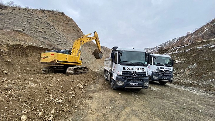 Elazığ İl Özel İdaresi Köy Yollarında Çalışmalarına Devam Ediyor