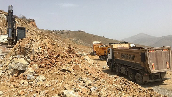 Elazığ İl Özel İdaresi Köy Yollarında Yoğun Bir Tempoyla Çalışıyor 