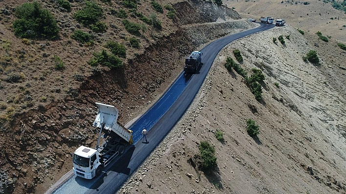 Elazığ İl Özel İdaresi Palu İlçesi Örgülü Köyünde 1. Kat Asfalt Kaplama Çalışmasını Tamamladı