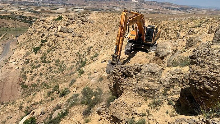 Elazığ İl Özel İdaresi,  Yol Bakım ve Onarım Çalışmalarını Devam Ettiriyor