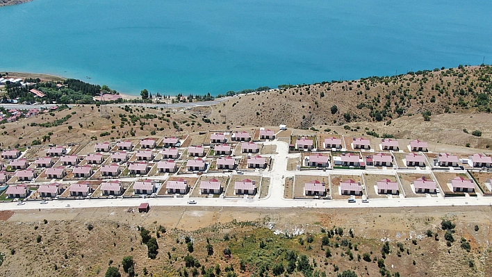 Elazığ'ın Göl Manzaralı Köy  Konutları Tatil Köyünü Aratmıyor