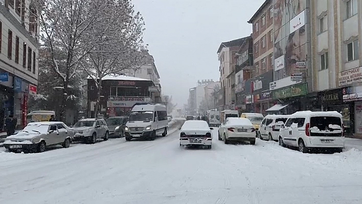 Elazığ'ın ilçelerinde kar yağışı etkili oldu