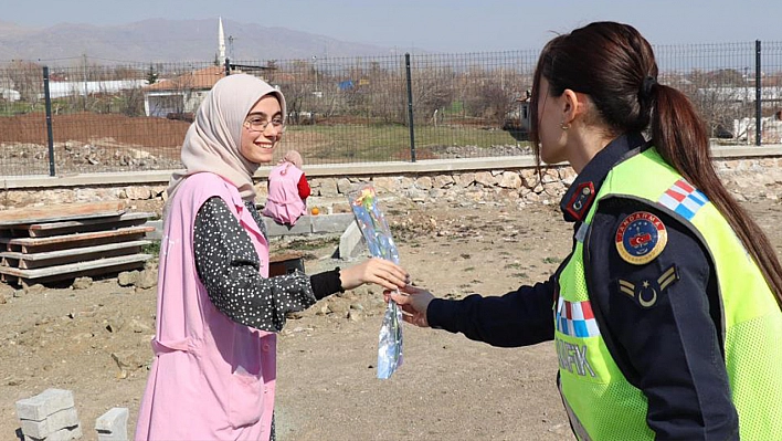 Elazığ'ın Jandarma Ekipleri Kadınları Unutmadı!