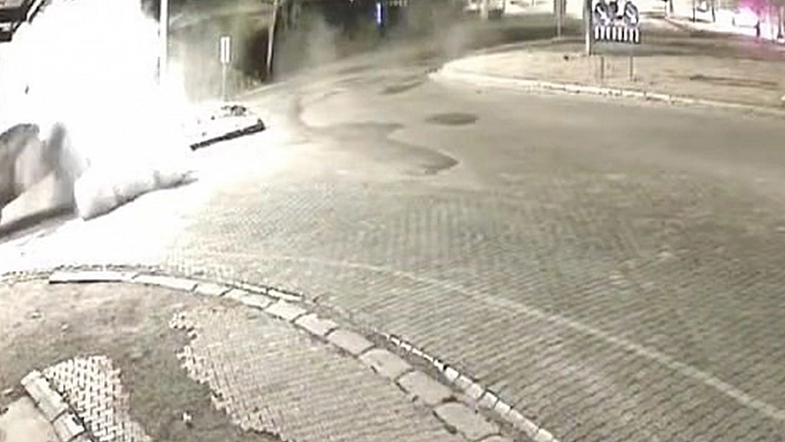 Elazığ'ın Karakoçan ilçesinde trafik kazaları kameralara yansıdı