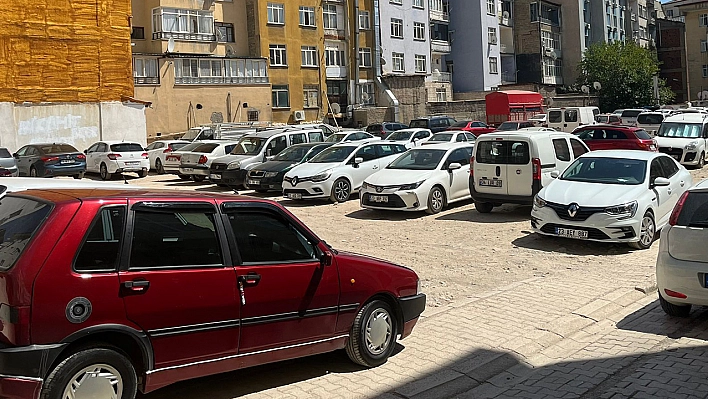 Elazığ'ın ücretsiz otoparkı doldu taştı!