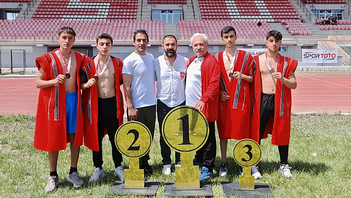Elazığ'lı güreşçilerden gururlandıran dereceler