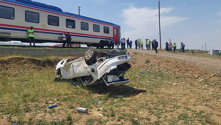 Elazığ-Muş seferini yapan tren otomobile çarptı: 1 yaralı
