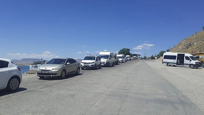 Elazığ – Pertek Feribotunda Her Bayram Aynı Görüntü