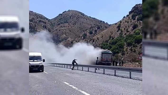 Elazığ Seyir Halindeki Kamyondan Yükselen Dumanlar Paniğe Neden Oldu