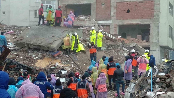 Elazığ Valisi Toraman, '2 vatandaşımızın enkaz altından çıkarılması için çalışmalar devam etmektedir'