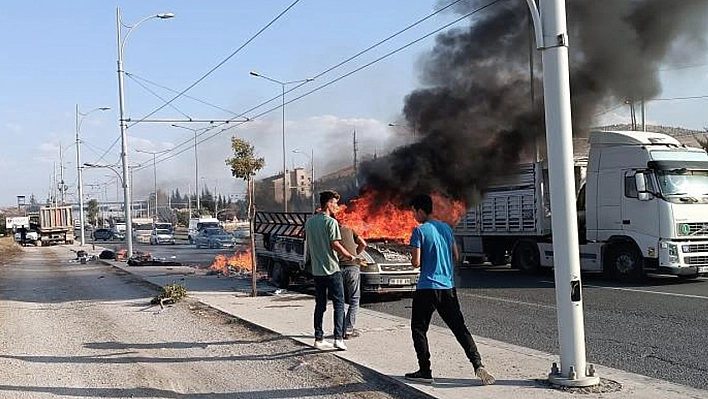 Elazığ Yolunda, Seyir Halindeki Kamyonet Alev Alev Yandı