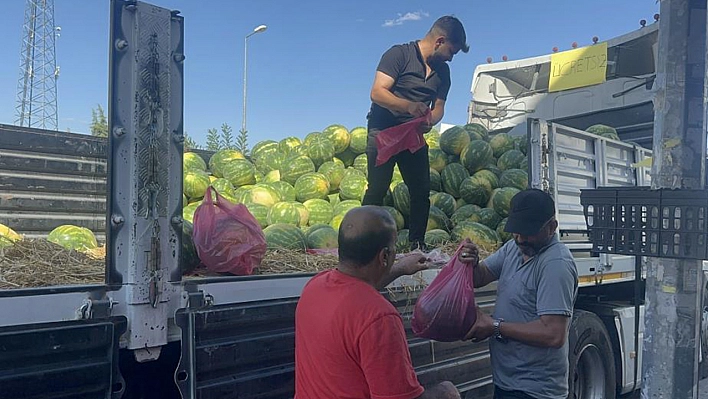 Elazığlı esnaf 30 ton karpuzu ücretsiz dağıttı