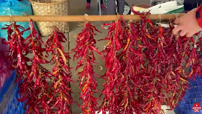 Elazığlı ev hanımları pazara akın etti! Bu fiyatları gören elini çabuk tutuyor! Kışlık hazırlıklar için son şans
