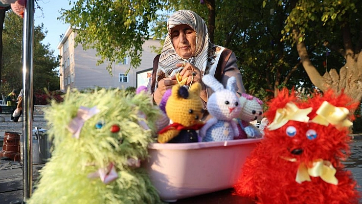 Elazığlı İmla teyze, depremi de kanseri de örerek yendi