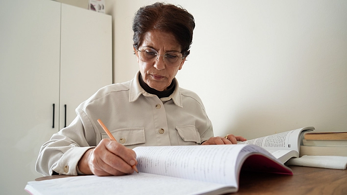 Elazığlı Sabriye Acar 60 Yaşında Üniversiteyi Bitirdi Şimdi Gönüllü Öğretmen Olmak İstiyor