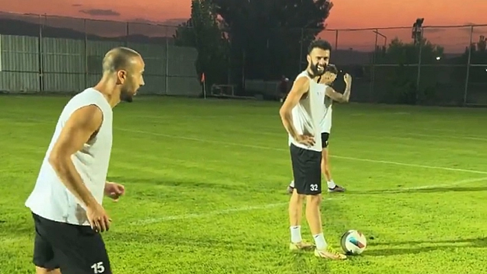 Elazığspor'un yıldızı öyle bir hareket yaptı ki: Sosyal medya yıkıldı