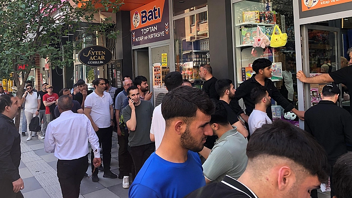 Elazığspor-Vanspor maçı öncesi bilet satış noktalarında uzun kuyruklar