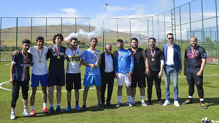 Elazığsporlu Futbolcular, Fırat Üniversitesi'nde Coşkuyla Karşılandı