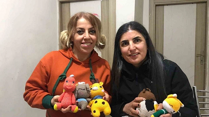 Elleriyle ördüğü origamı bebekleri depremzede çocuklara gönderdi