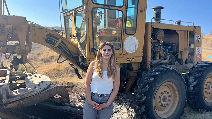 En genç kadın muhtar greyderin başına geçti, yolları asfaltladı
