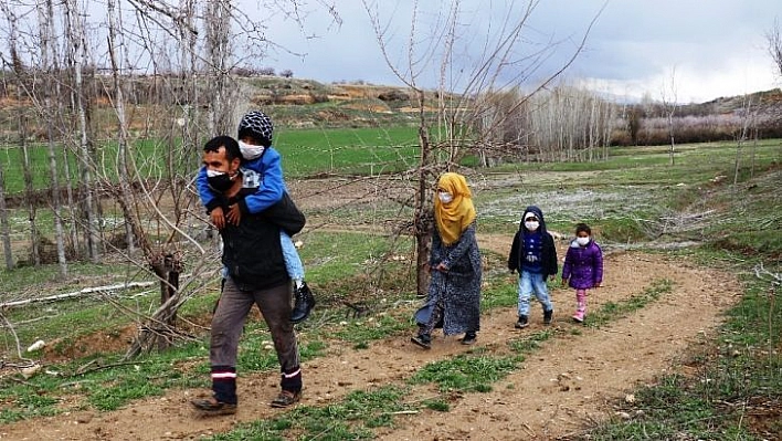 Engelli oğlunu sırtında taşıyarak okula götürüyor