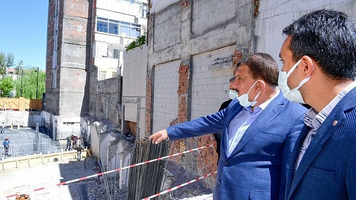 Eski özel idare binası alanında yapılacak olan iş merkezi çalışmaları başladı
