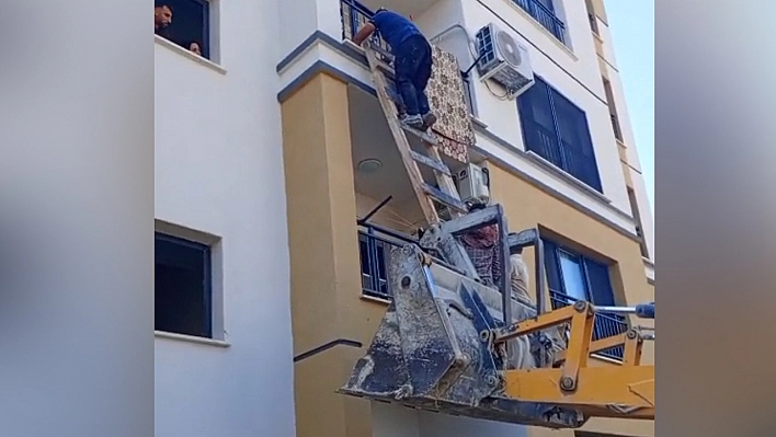 Evde mahsur kalan çocuk iş makinesi yardımıyla kurtarıldı