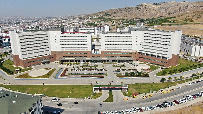 Fethi Sekin Şehir Hastanesi'nin Hasta Kabul Sayısı Dudak Uçurttu