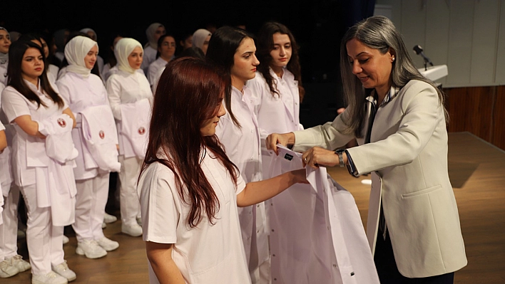 Fırat Üniversitesi Diş Hekimliği Fakültesi'nde  Önlük Giyme Töreni Düzenlendi