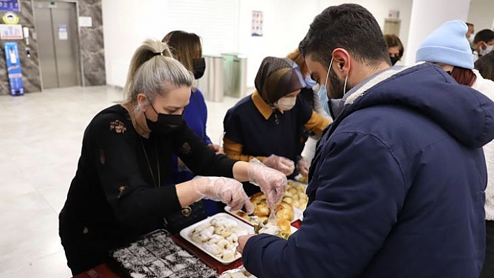 Fırat Üniversitesi Kadın Kolları, Kütüphanede Sınavlara Çalışan Öğrencilere İkramda Bulundu