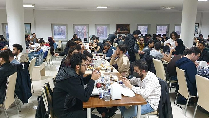 Fırat Üniversitesi Kadın Kolları İftarda Da Öğrencileri Unutmadı