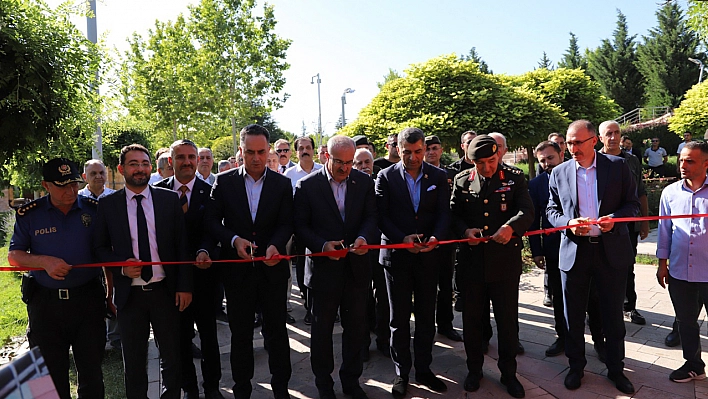 Fırat Üniversitesi'nde 15 Temmuz Temalı Resim Sergisinin Açılışı Yapıldı