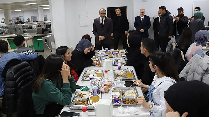 Fırat Üniversitesi'nde İlk İftar Binlerce Öğrencinin Katılımıyla Yapıldı