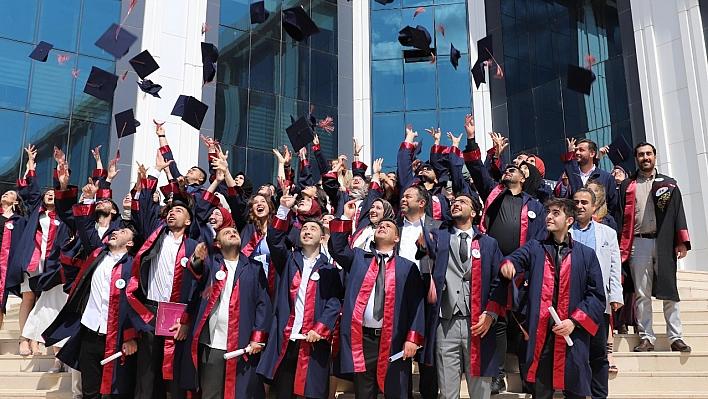 Fırat Üniversitesi'nde Mezuniyet Heyecanı