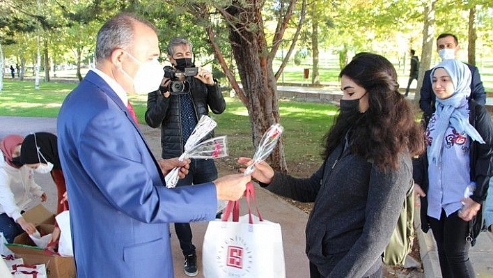 Fırat Üniversitesi'nde Öğrenciler Canlı Müzik Eşliğinde Hediyelerle Karşılandı