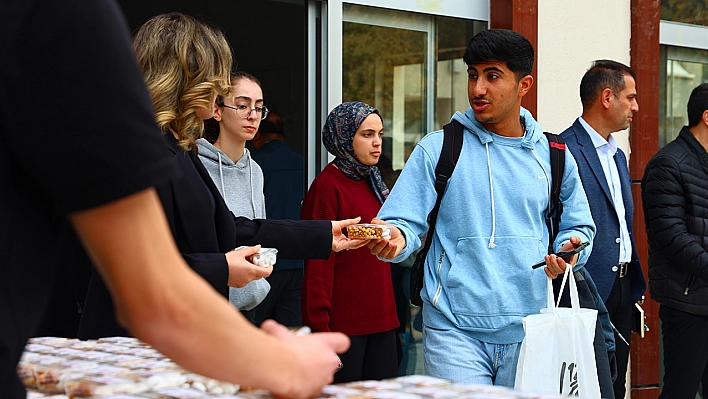 Fırat Üniversitesi'nde öğrencilere Elazığ'ın yöresel lezzetleri ikram edildi