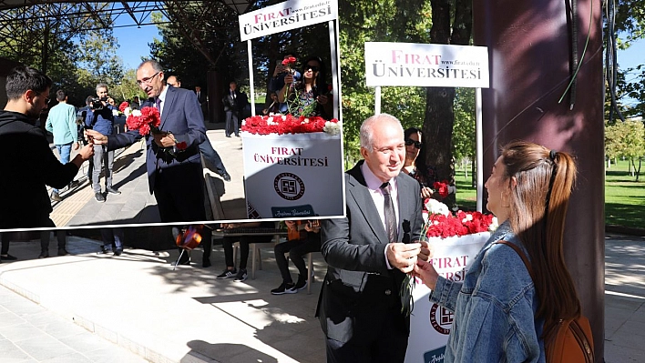 Fırat Üniversitesi, Öğrencilerini Canlı Müzik Eşliğinde Hediyelerle Karşıladı