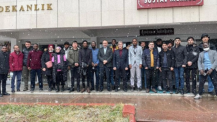 Fırat Üniversitesi Rektörü Prof. Dr. Göktaş, Yabancı Uyruklu Öğrencilerle Bir Araya Geldi