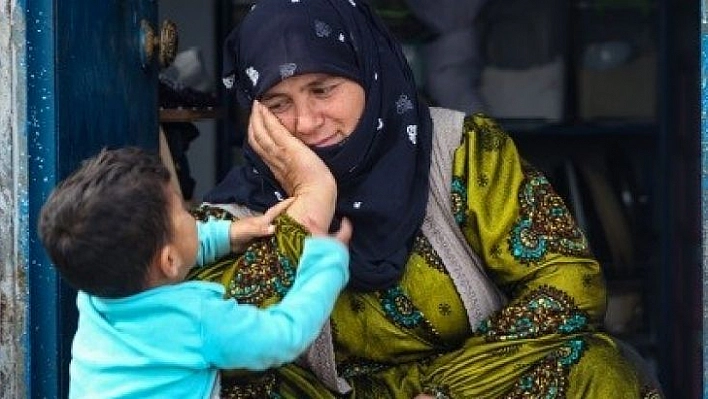 Fotoğraf ödülünü tedavi gören çocuklar için bağışladı