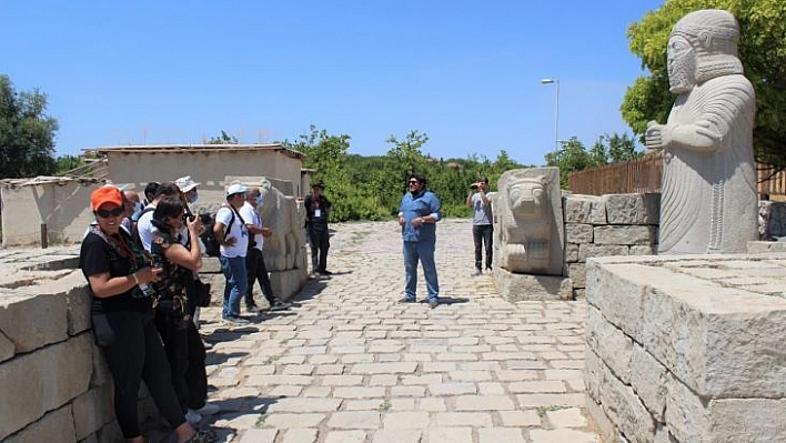 Fotoğraf severler, Battalgazi'deki tarihi mekanları gezdi