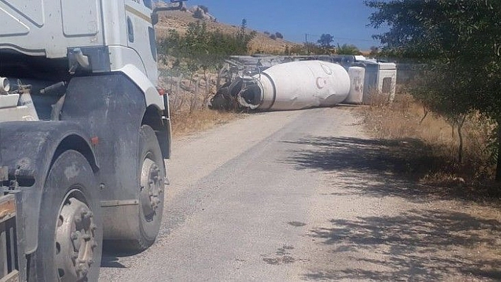 Freni boşalan beton mikseri devrildi, yol trafiğe kapandı