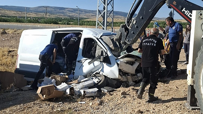Freni boşalan hafif ticari araç aydınlatma direğine çarptı